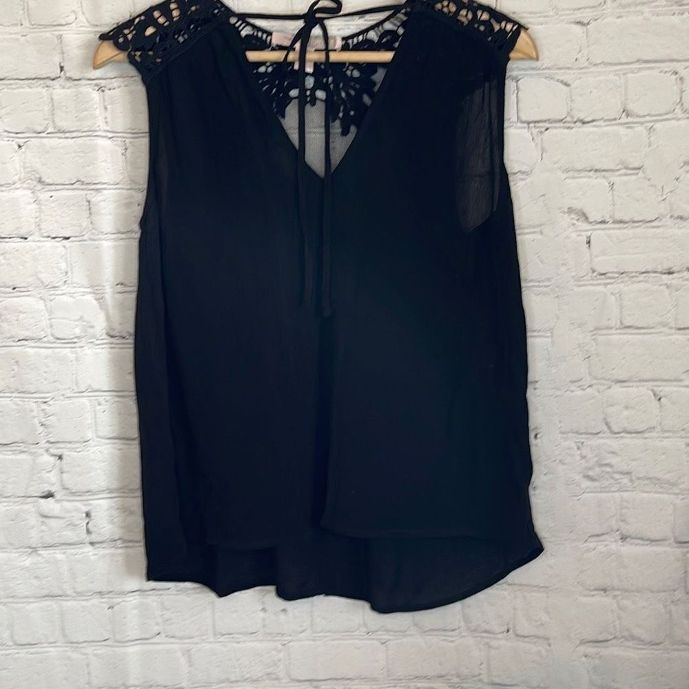 Forever 21 Women’s Black Sleeveless Blouse shirt‎ V neck size small